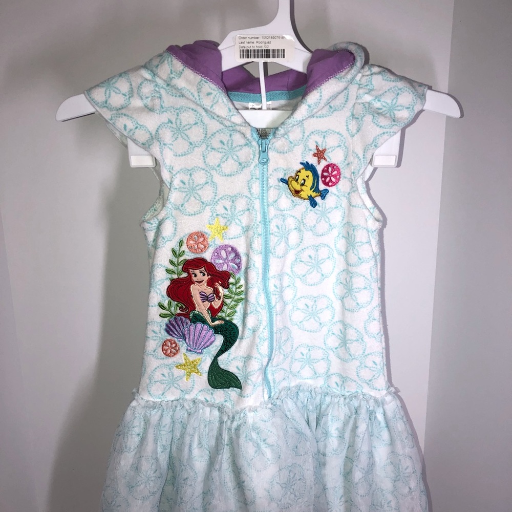 💰⬇️⬇️⬇️Disney girls swim suit cover up.